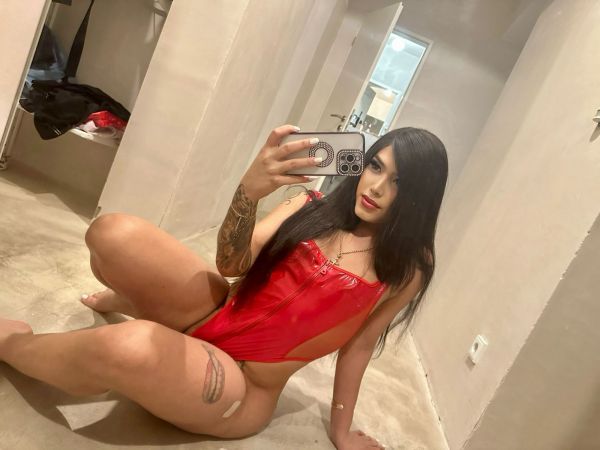 Hello my loves, I'm Kendall, a beautiful trans really feminine with a slender body, thick legs, small waist, big ass. My face is very delicate with the appearance of a woman. I'm a model catwalk. I wait for you smelling delicious, in very sexy linger