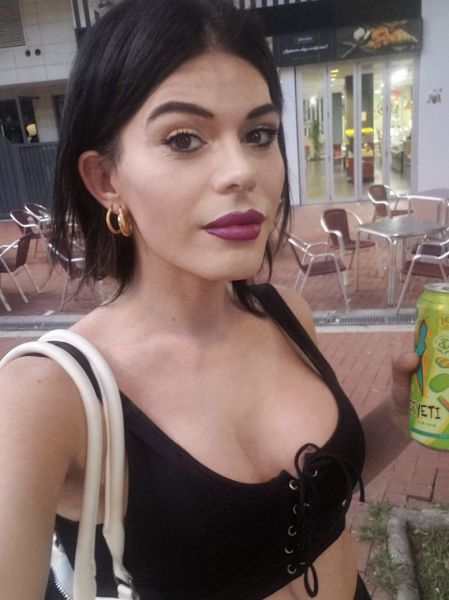 Soy Lorena, una trans española simpática y guapa, es lo que me suelen decir.

Me considero una persona agradable y se me considera ideal y de las mejores opciones por aquí en Castellón.

Me gusta pasear por la vegetación.

Soy una persona tranquila, simpática y me gusta hacerle sentir bien a quien este conmigo.

Me adapto a todo lo que desees. 

A mi lado no existe el aburrimiento.

Para la información escríbeme al WhatsApp o llámame.


