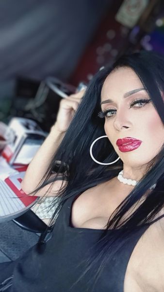 Hola mi nombre es katia soy una chica bellísima Mis curvas y mi cuerpo natural de gym (nada de manchas y bolas cuerpo exquisito) te harán sentir que estás con una diosa solo para ti. No tengo problema con nada ni con nadie, vivo la vida  tengo un rico caramelo 80%activa 
